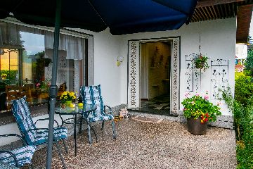 Terrasse mit Eingang zum Haus